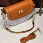 شنطة Michael Kors تصميم أنيق بحجم عملي