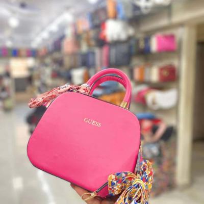 شنطة فوشيا GUESS
