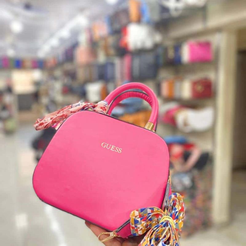 شنطة فوشيا GUESS