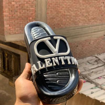 شبشب VALENTTINO – ستايل جريء وشكل ملفت
