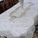 مفرش سفرة تركي فخم بتطريز راقٍ ثلجي – مقاس 130×225 سم