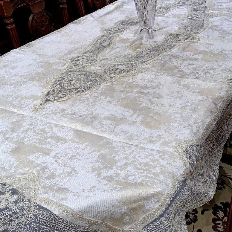 مفرش سفرة تركي فخم بتطريز راقٍ ابيض رصاصي – مقاس 130×225 سم